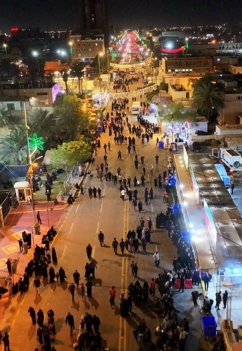شارع حكومي في كربلاء يحتضن مئات الزائرين  المتوجهين الى المراقد المقدسة