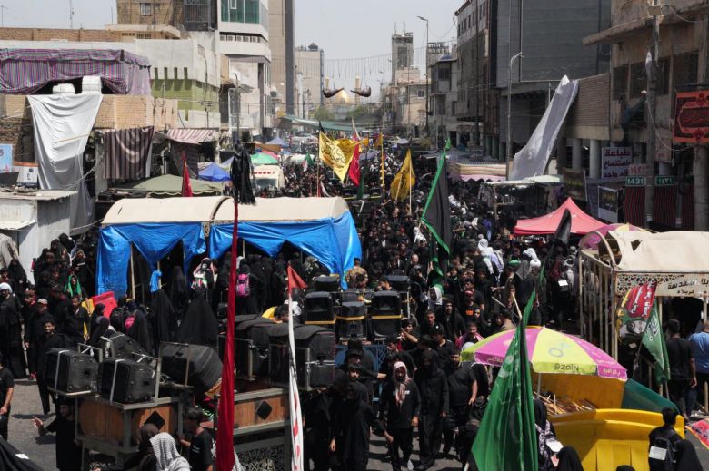 بالصور... الاعداد المليونية تواصل الزحف صوب كربلاء وزيارة الاربعين في ذروتها
