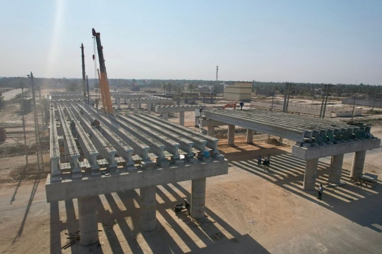 استمرار اعمال تنصيب الروافد الخرسانية في مجسر الكمالية بكربلاء