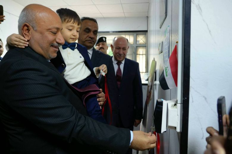 محافظ كربلاء يفتتح برنامجاً ذكياً متقدماً في مدرسة الشهيد أبو المعالي