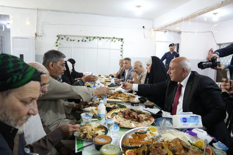 في لفتة إنسانية.. محافظ كربلاء يشارك نزلاء دار رعاية المسنين مأدبة إفطار رمضانية