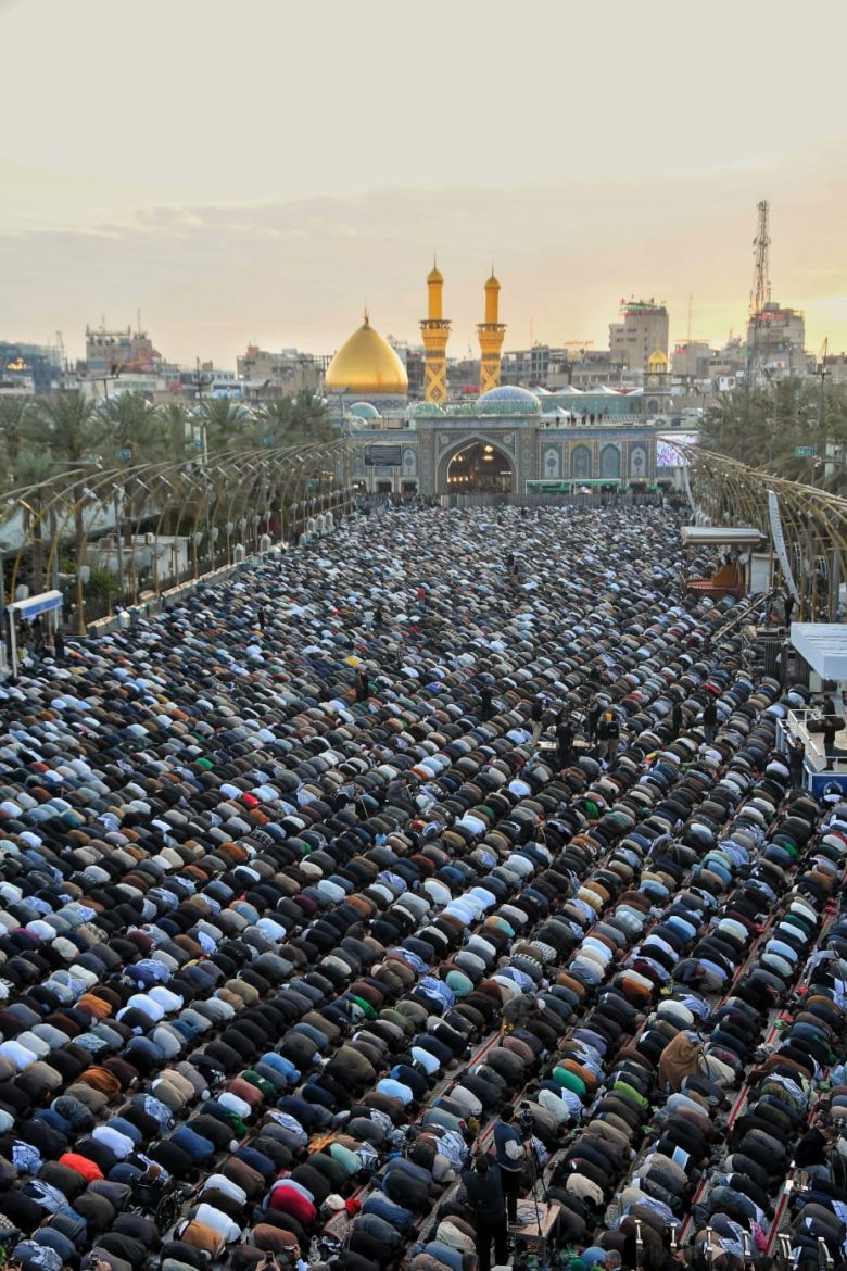 بالصور.. جموع المصلين تُحيي صلاة العيد في كربلاء المقدسة
