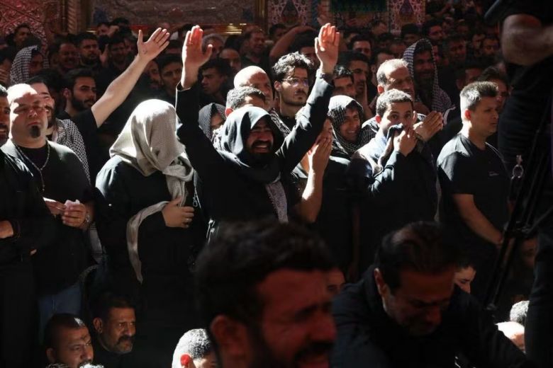 بالصور.. كربلاء تستحضر ملحمة استشهاد الإمام الحسين (ع) بدموع الحزن والعزاء
