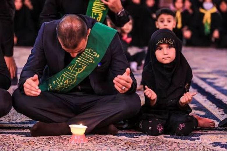 بين المنبر والراية.. أطفالٌ يتشربون حب الإمام الحسين (ع)